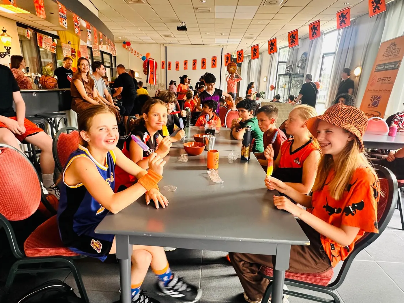 De bar in de Bumpers-kantine met basketball-scherm op de achtergrond