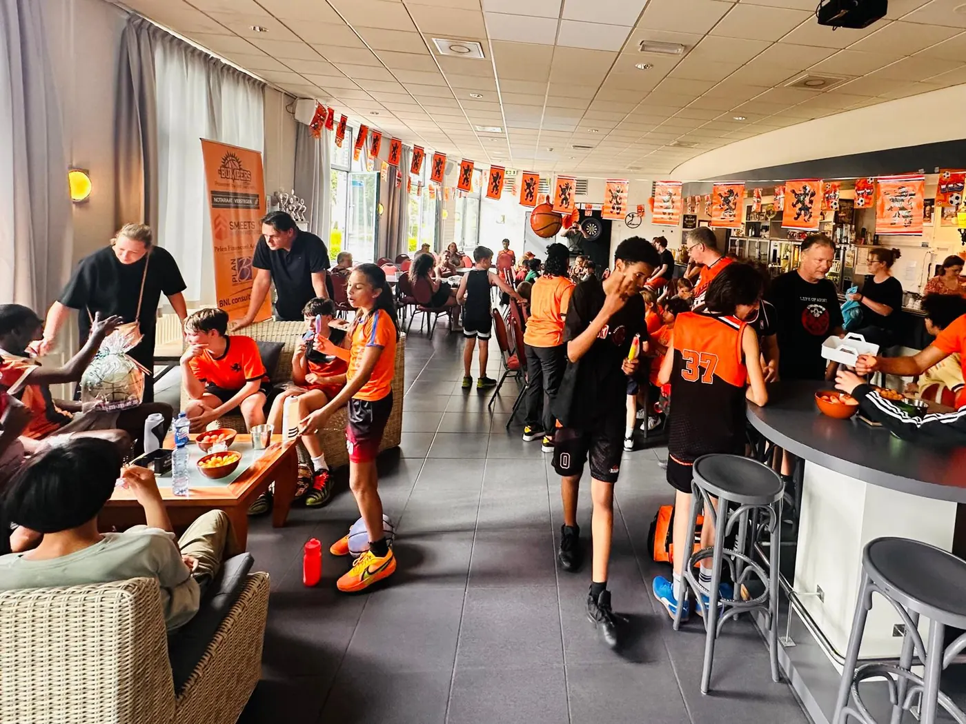 Gezelligheid in de kantine na een thuiswedstrijd